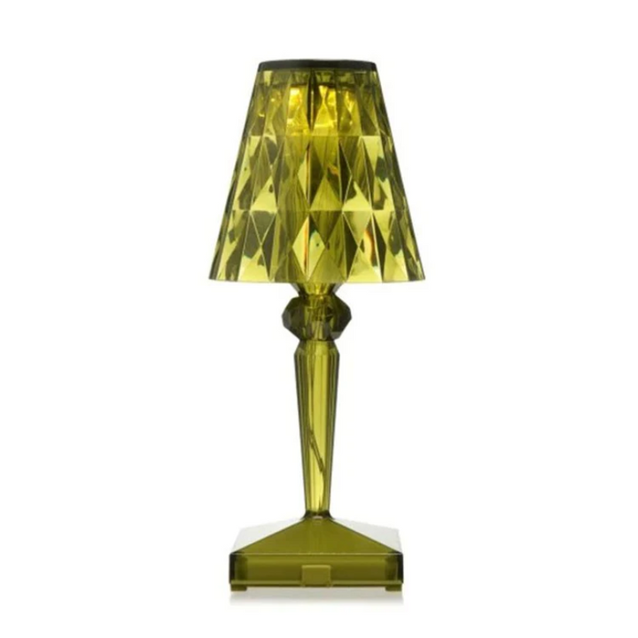 Luxe kristallen tafellamp op bijzettafel, voegt glans en sfeervolle verlichting toe aan je interieur.
