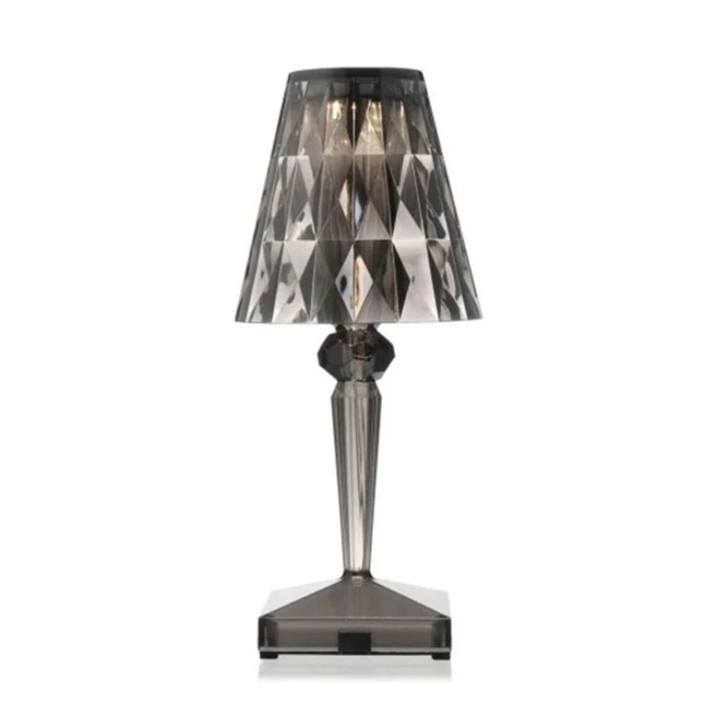 Elegante CrystalLuxe tafellamp, een blikvanger in een modern of klassiek slaapkamer interieur.