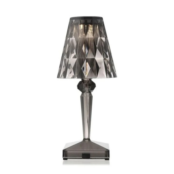 Elegante CrystalLuxe tafellamp, een blikvanger in een modern of klassiek slaapkamer interieur.