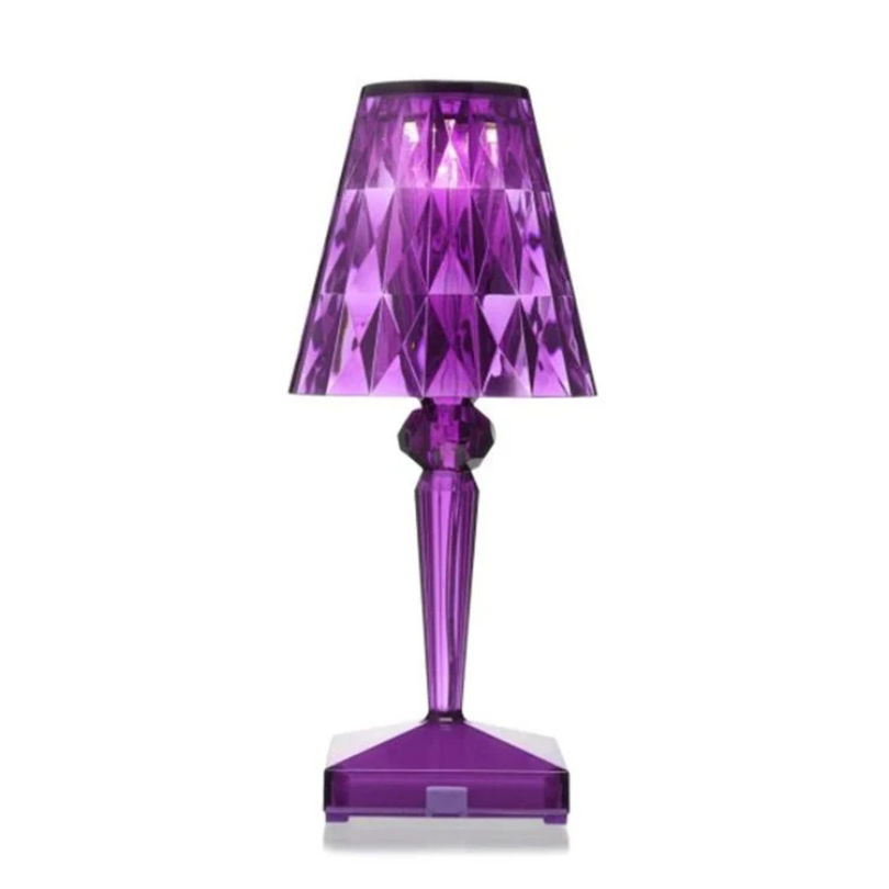 Kristallen tafellamp met warm sfeerlicht, glanzende verlichting voor een moderne woonkamer.