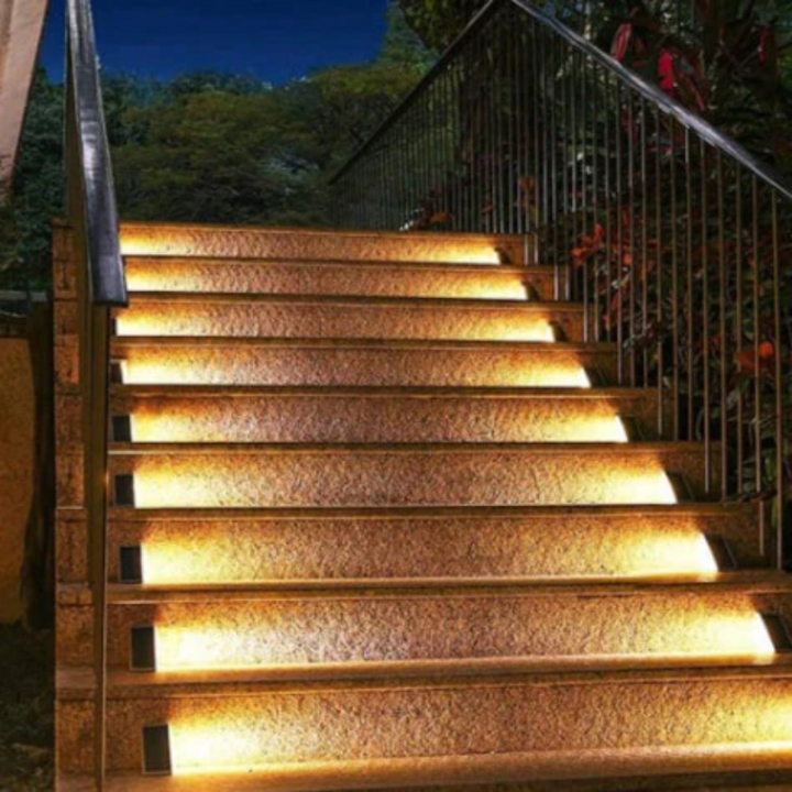 Efficiënte solar LED trapverlichting voor buiten, draadloos en duurzaam voor optimale veiligheid en sfeer.