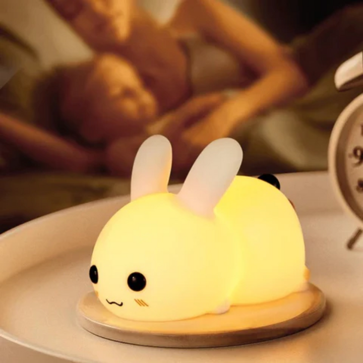 SnuggleBunny konijn nachtlampje in kinderkamer, geeft warm en geruststellend LED licht voor een goede nachtrust.