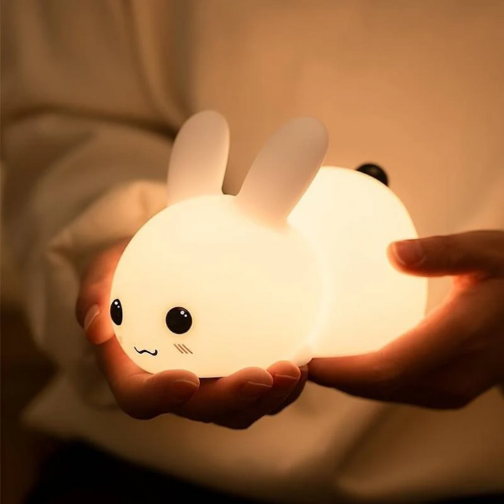 SnuggleBunny kindernachtlamp, rustgevend LED konijn voor kinderkamer. Zorgt voor kalm en zacht licht tijdens slapengaan.