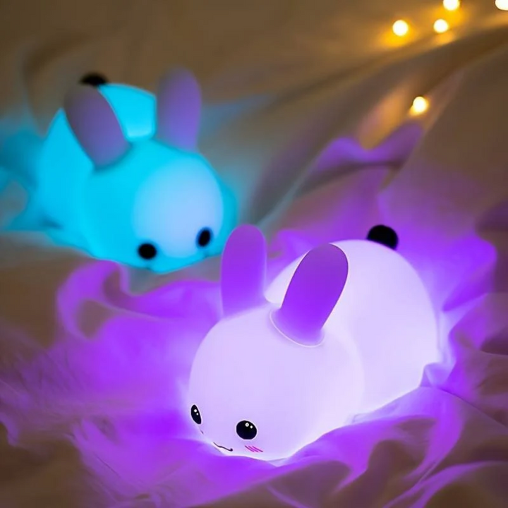 Kalmerende kindernachtlamp SnuggleBunny, perfect als cadeau. LED konijnenlamp voor slaapkamer met rustgevend licht.