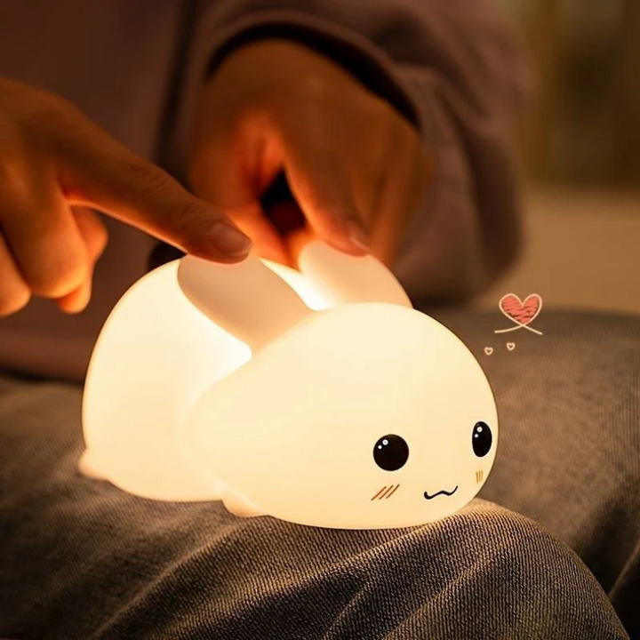 Schattige SnuggleBunny konijn nachtlamp met zacht, rustgevend licht voor een veilige en kalme kinderkamer sfeer.