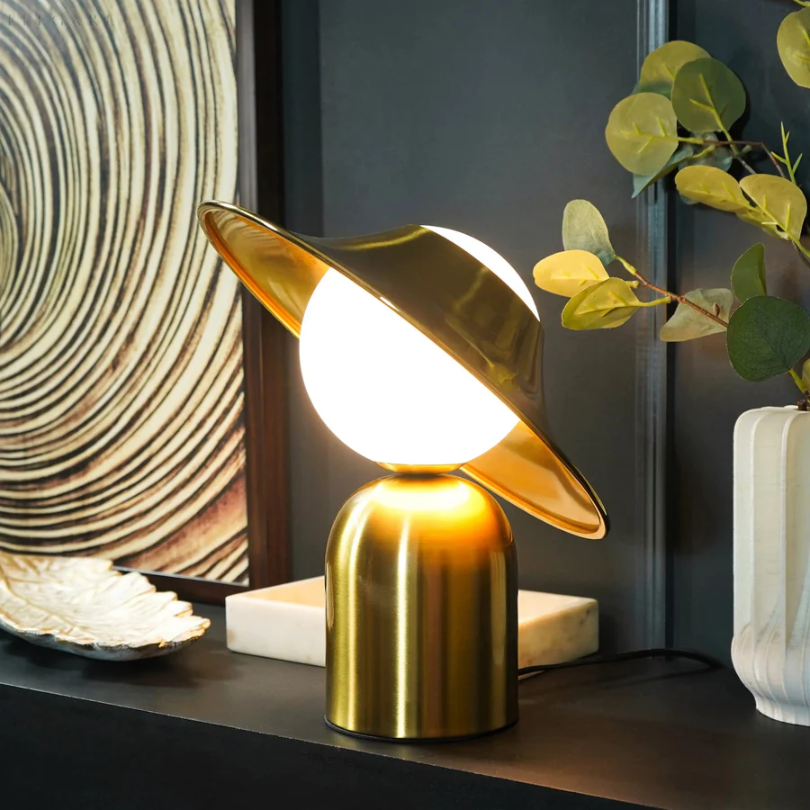 Elegante GoldAura tafellamp in goud metaal, luxe accessoire en functionele sfeerverlichting voor moderne woonkamer.