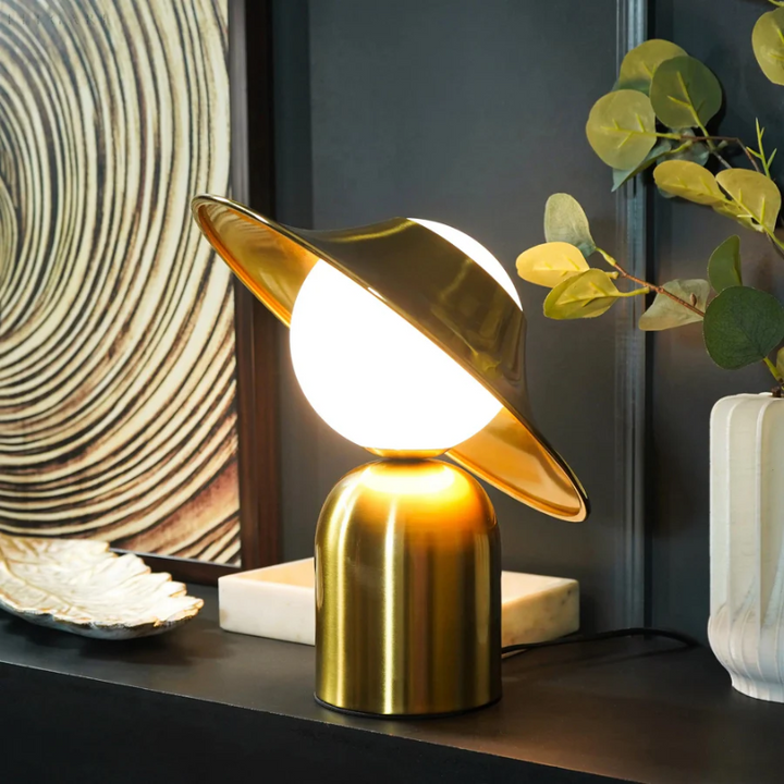 Elegante GoldAura tafellamp in goud metaal, luxe accessoire en functionele sfeerverlichting voor moderne woonkamer.