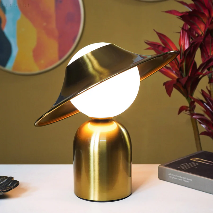 Gouden tafellamp GoldAura, luxe metalen designlamp die modern interieur verrijkt met warme sfeerverlichting.
