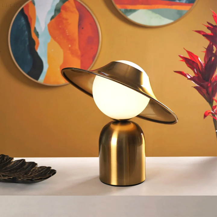 Luxe gouden GoldAura tafellamp van metaal, modern design voor stijlvolle interieurdecoratie in woonkamer.