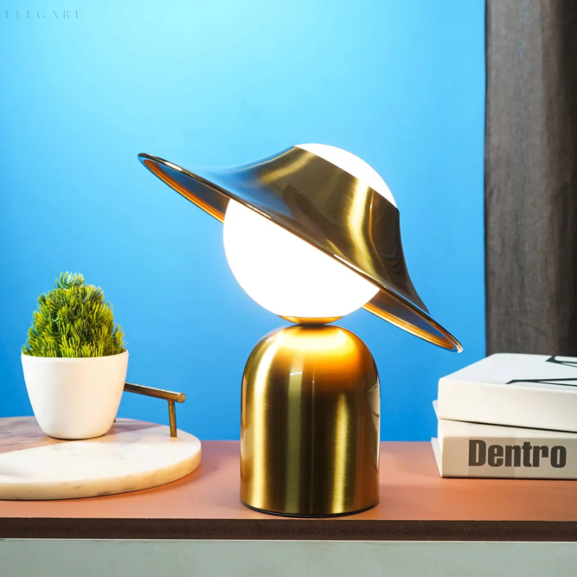 Stijlvolle GoldAura tafellamp, goudkleurig metaal, perfecte luxe decoratie en sfeerverlichting voor elk modern interieur.