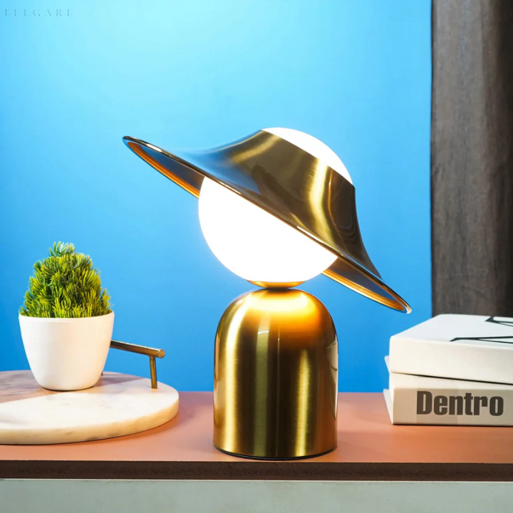 Stijlvolle GoldAura tafellamp, goudkleurig metaal, perfecte luxe decoratie en sfeerverlichting voor elk modern interieur.