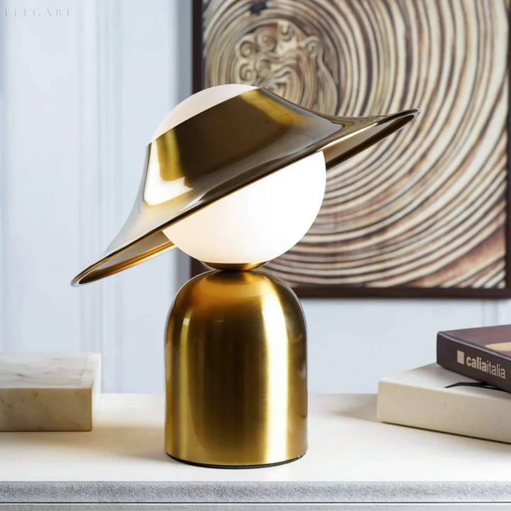 Moderne metalen tafellamp GoldAura in glanzend goud, luxe sfeerverlichting voor slaapkamer of woonkamer interieur.