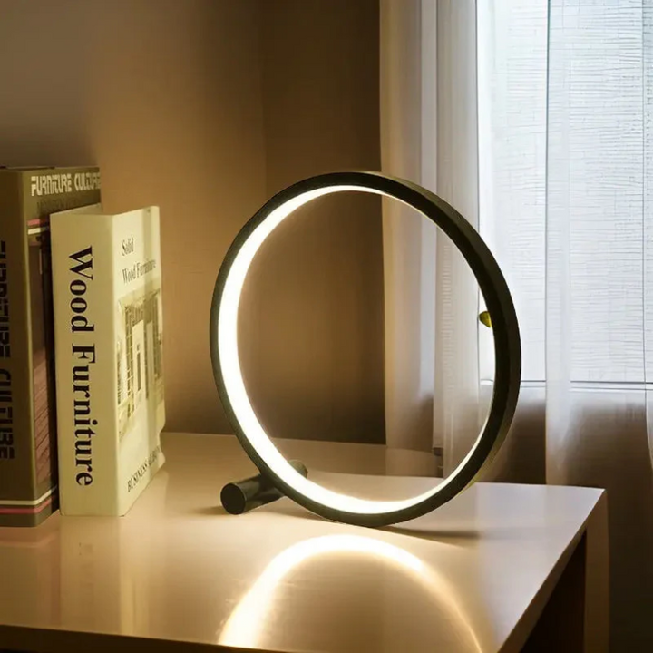 LumaCircle dimbare ronde LED tafellamp, creëert moderne en warme sfeerverlichting in woonkamer of slaapkamer.