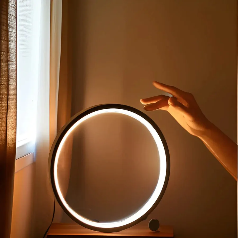 Dimbare ronde LED tafellamp LumaCircle, moderne sfeerverlichting voor woon- of slaapkamer. Energiezuinig.
