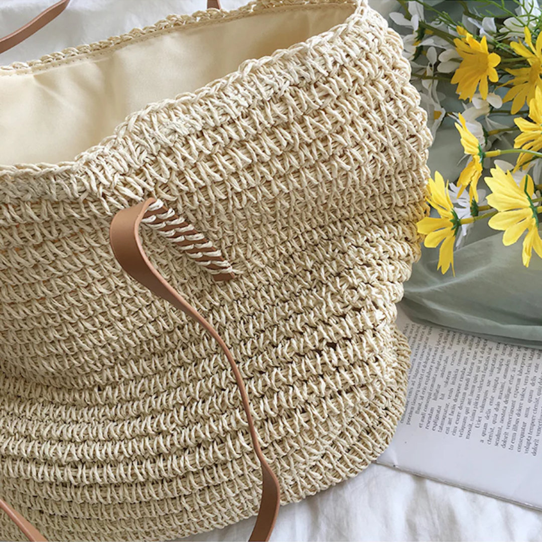 Voorzijde van de TerraWoven ruime dames handtas, bruin-wit geweven design. Een stijlvol en praktisch accessoire.