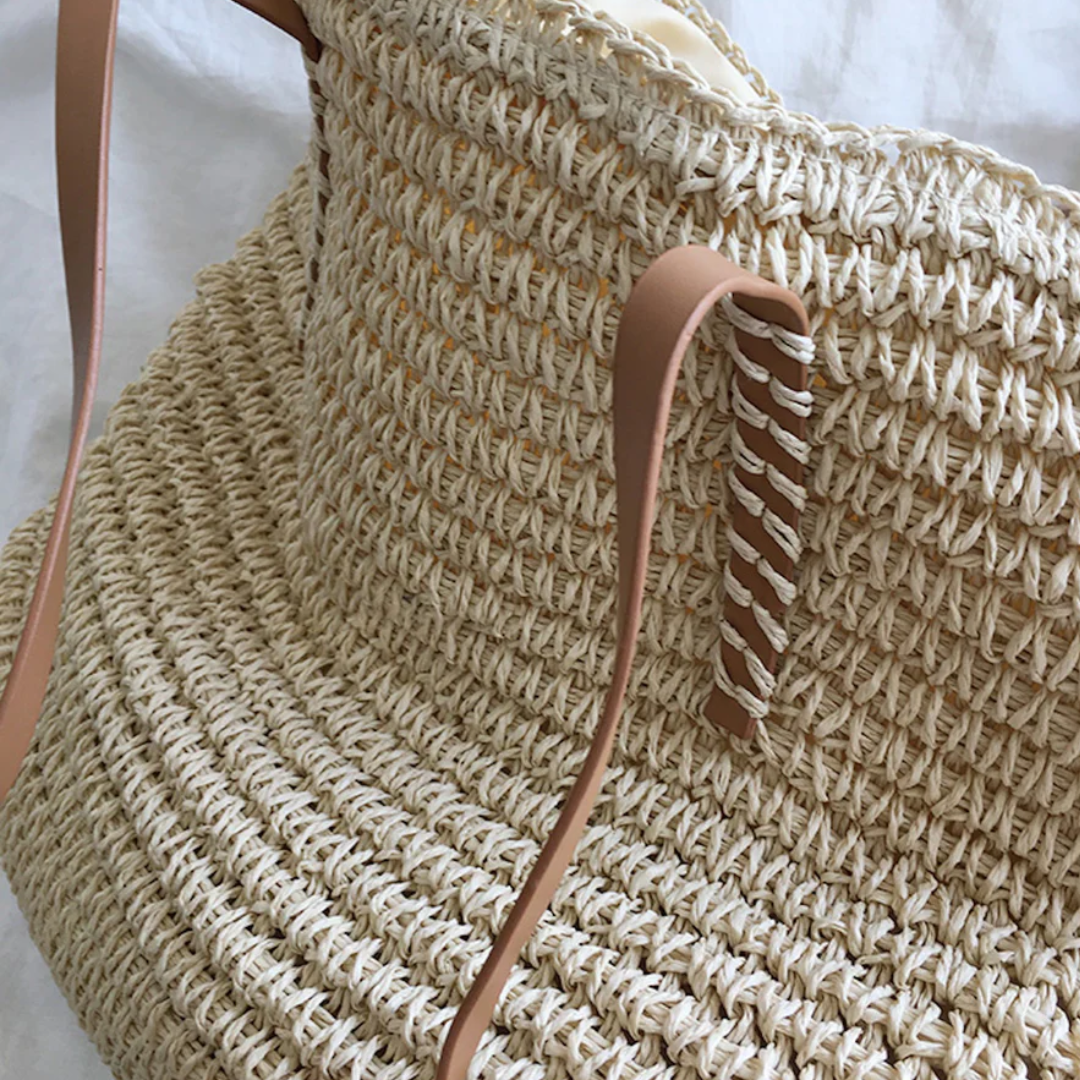 Zijaanzicht van de TerraWoven ruime dames handtas, bruin-wit geweven. Elegant design, veelzijdig en praktisch.
