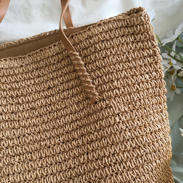 Elegante TerraWoven schoudertas voor dames, bruin-wit geweven. Ruime tas met stevige band, perfect accessoire.
