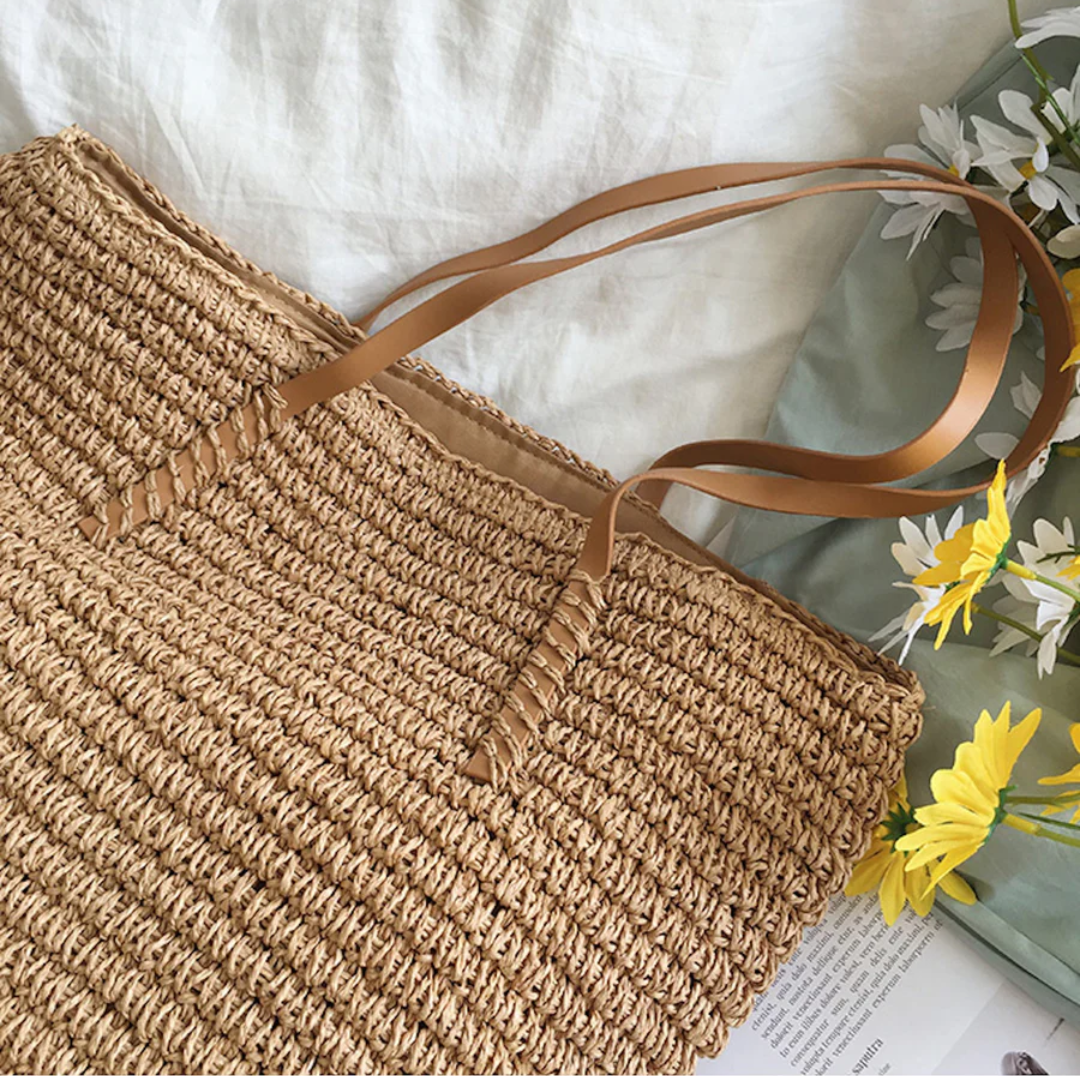 Stijlvolle TerraWoven dames handtas, ruim en praktisch. Geweven bruin-wit design met comfortabele schouderband.