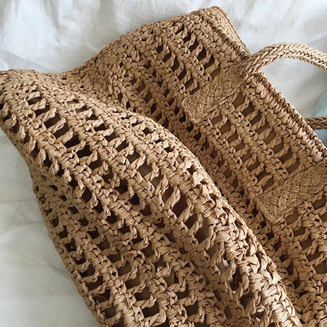 Afbeelding van de BreezeTote geweven strandtas, toont het ruime en natuurlijke ontwerp voor dames.