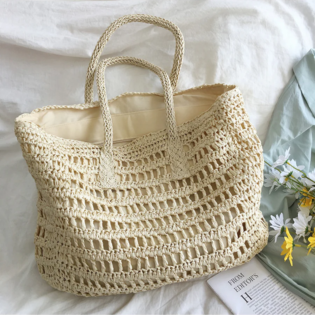 BreezeTote geweven schoudertas voor vrouwen, ruim en elegant, ideaal voor strand of zomerse uitjes.