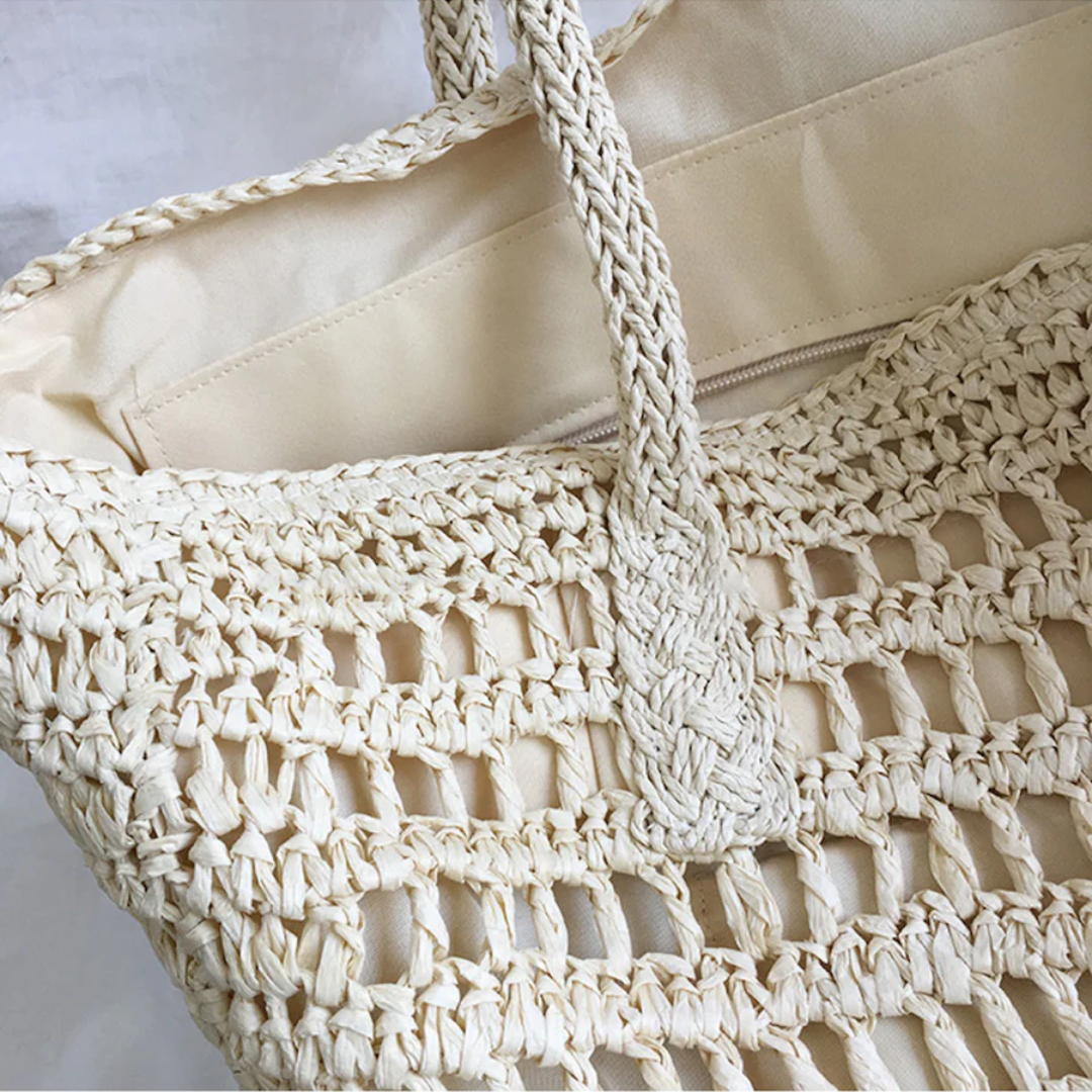 Stijlvolle BreezeTote geweven tas, ideaal als ruime strandtas of zomerse vakantie handtas voor vrouwen.