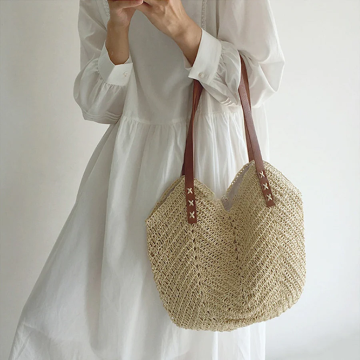 Witte BreezeWoven schoudertas met geweven detail en ruime binnenkant. Ideaal als trendy dames handtas.
