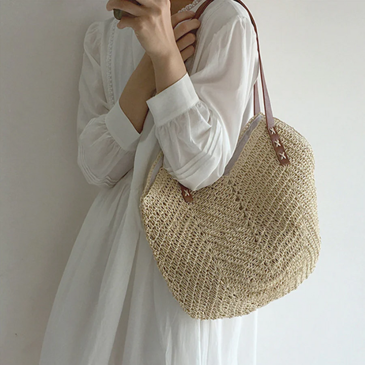 Trendy geweven strandtas voor dames. De BreezeWoven schoudertas combineert stijl met functionaliteit, verstelbaar.