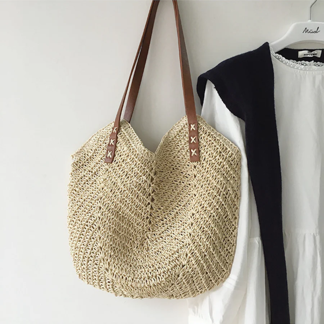 Close-up van het unieke geweven design van de BreezeWoven schoudertas. Een elegante en ruime dames accessoire.