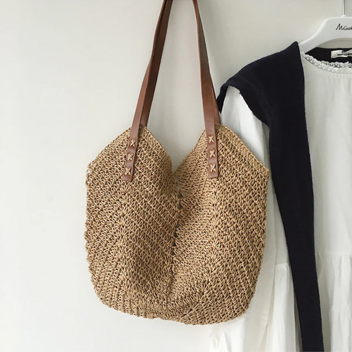 Modieuze bruine geweven schoudertas voor dames. Verstelbare band, ideaal voor dagelijks gebruik en een trendy look.