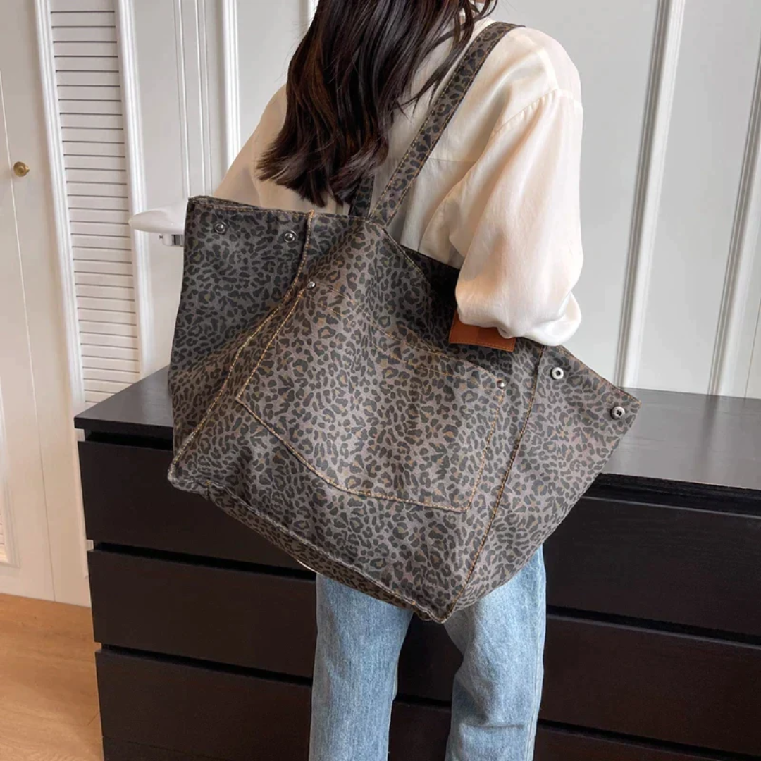 Luxe dames handtas in luipaardprint, combineert trendy design met functionele elegantie.