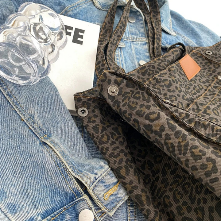 Trendy statement tas voor dames, zwart en bruin luipaarddesign. Een chique mode accessoire.