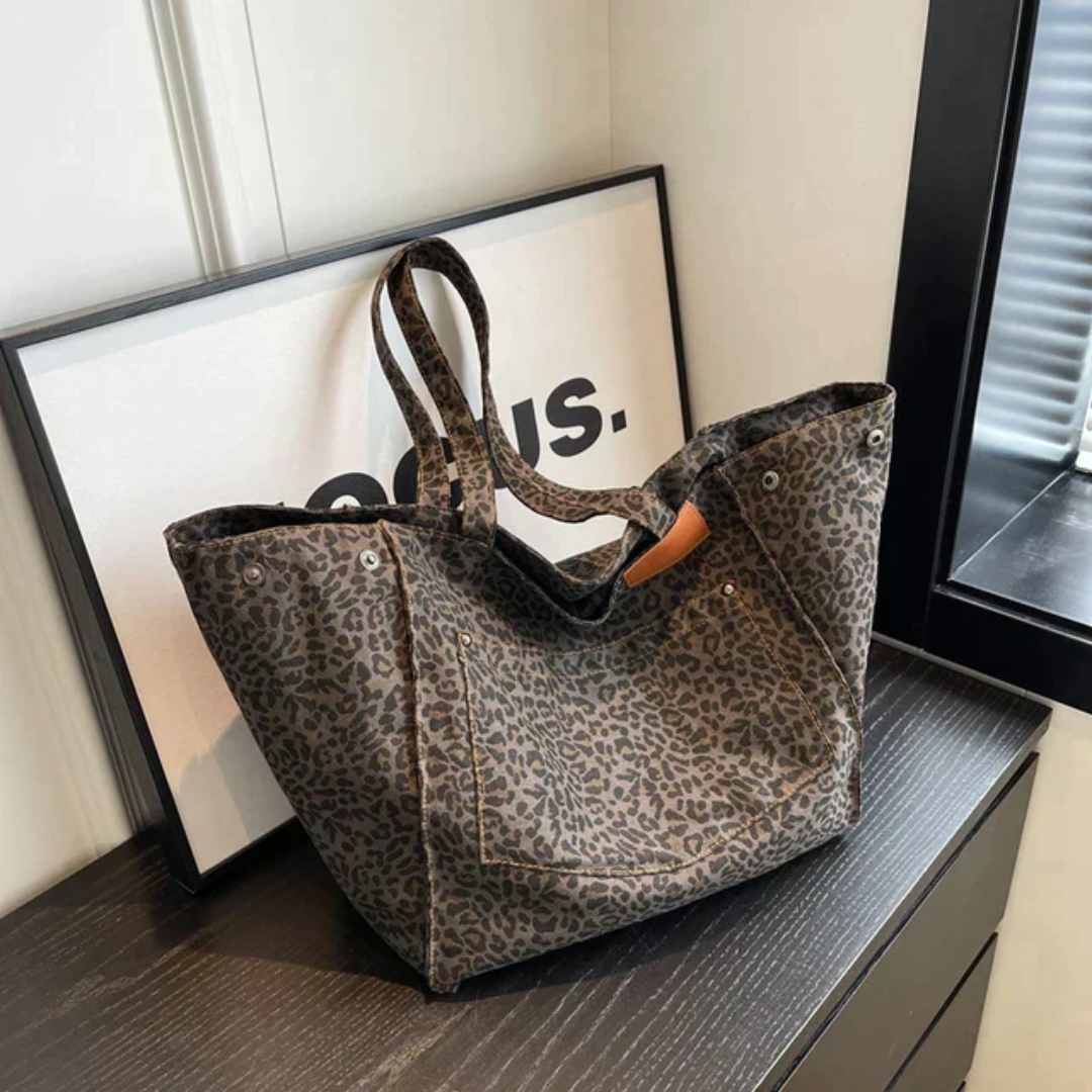 Close-up van de stijlvolle WildElegance dames handtas met bruin-zwarte luipaardprint.