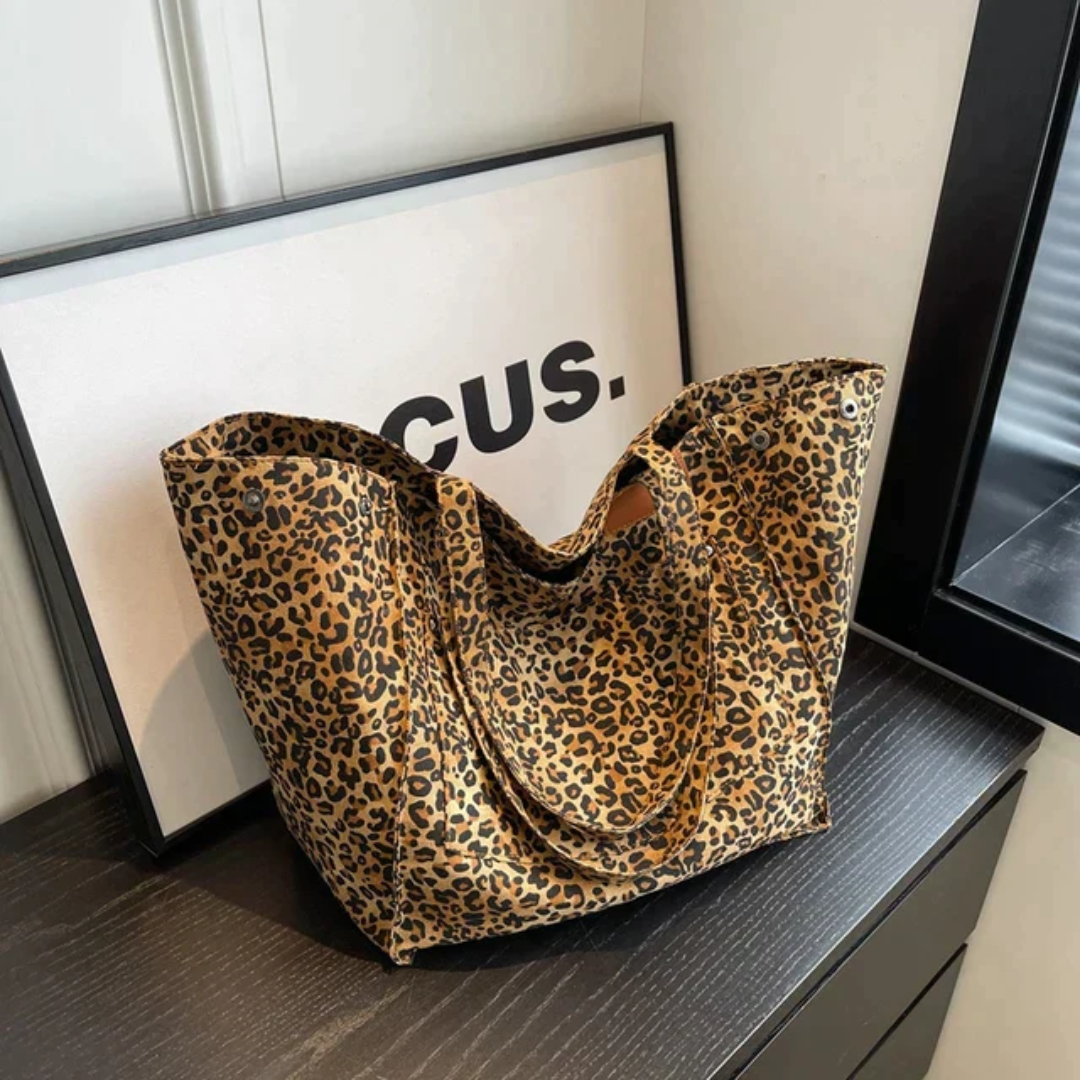 Dames handtas met trendy luipaardprint, ruim en stijlvol. Perfect voor een elegante look.