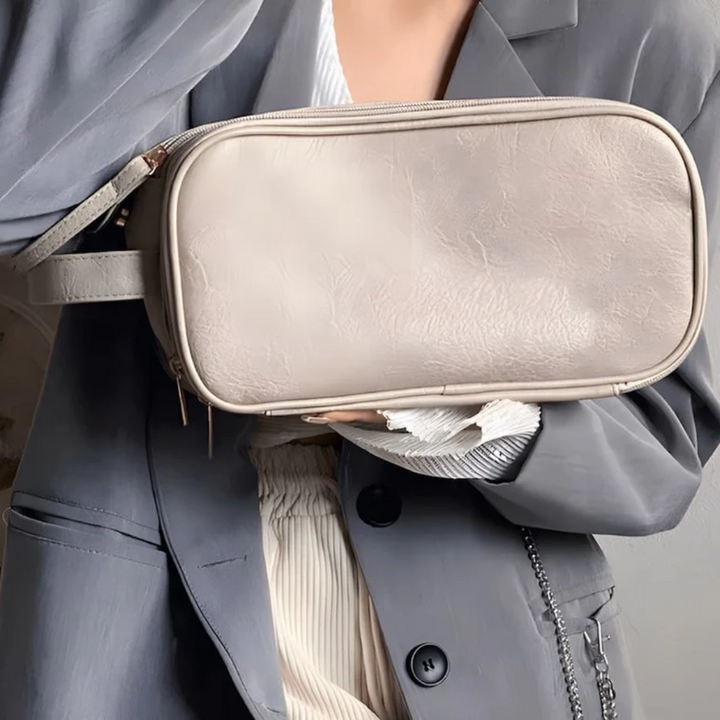 Stijlvolle LuxeVault beauty organizer voor dames; compacte, waterdichte opberger voor make-up en accessoires.