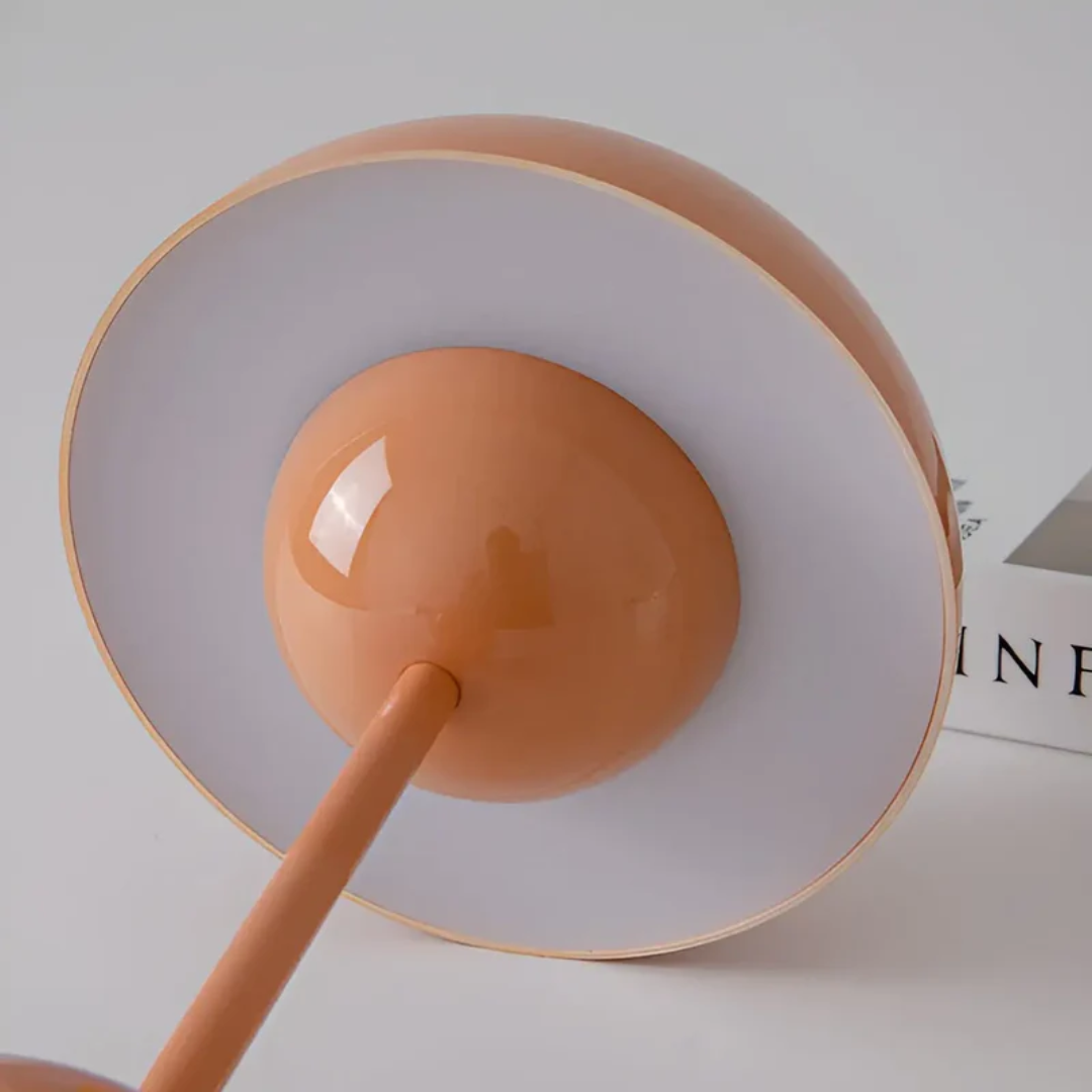 Minimalistische scandinavische LED tafellamp NordicBeam, draadloos en oplaadbaar voor modern interieur.
