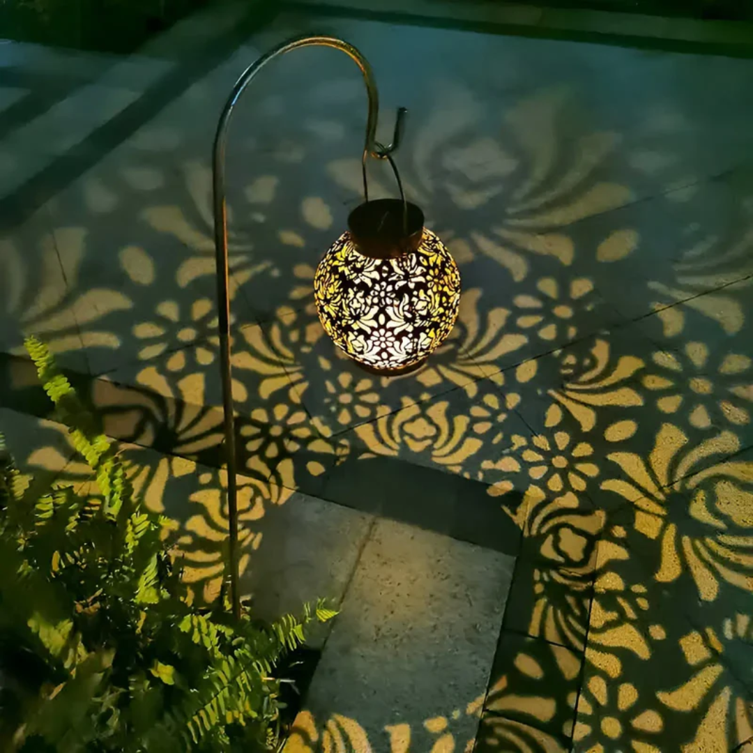 Duurzame buitenverlichting: waterdichte LED solar hanglamp. Geniet van sfeer zonder stroomkosten in je tuin.