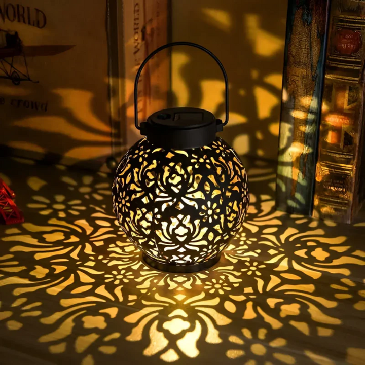 Moderne waterdichte solar tuinlamp. Deze stijlvolle LED hanglamp voegt sfeer en licht toe aan elke buitenruimte.
