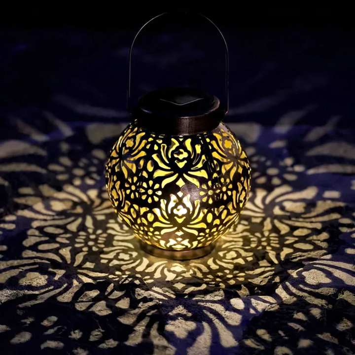 RadiantGlow solar tuinhanglamp met LED. Ideaal voor het verlichten van terrassen, balkons en tuinpaden.