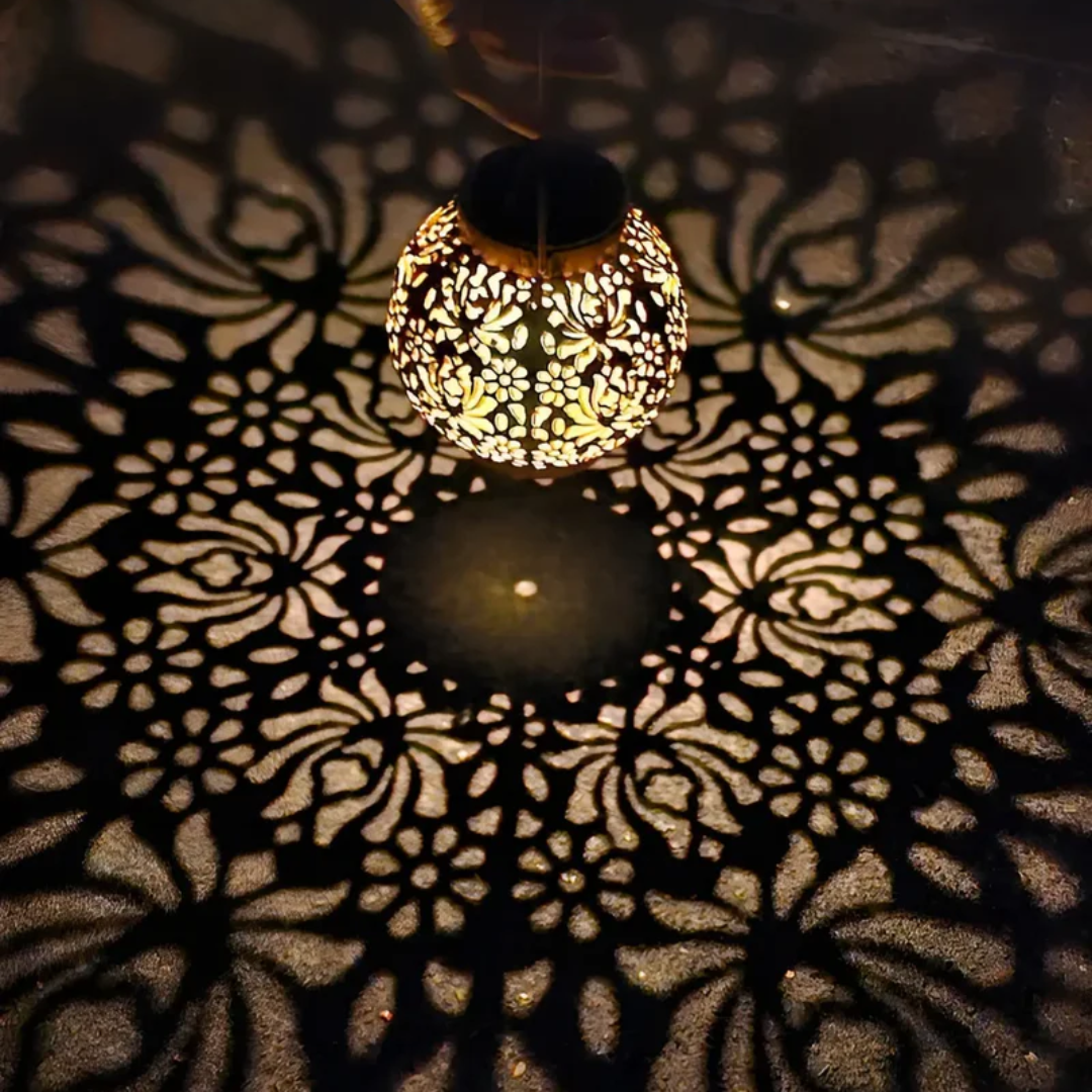 Sfeervolle LED solar hanglamp voor buiten. Creëer gezellige avonden in je tuin met deze energiezuinige lamp.