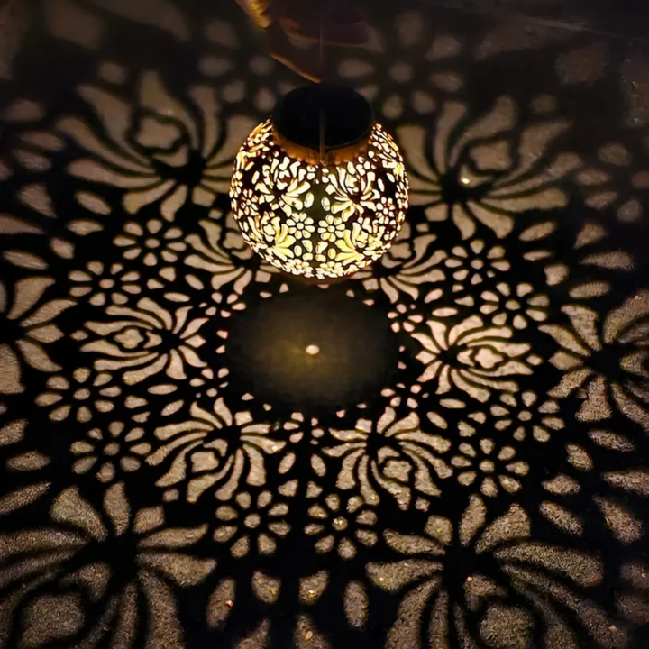 Sfeervolle LED solar hanglamp voor buiten. Creëer gezellige avonden in je tuin met deze energiezuinige lamp.