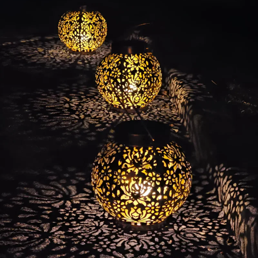 Waterdichte LED solar tuinhangerlamp RadiantGlow. Energiezuinige buitenverlichting voor sfeervolle tuinen.