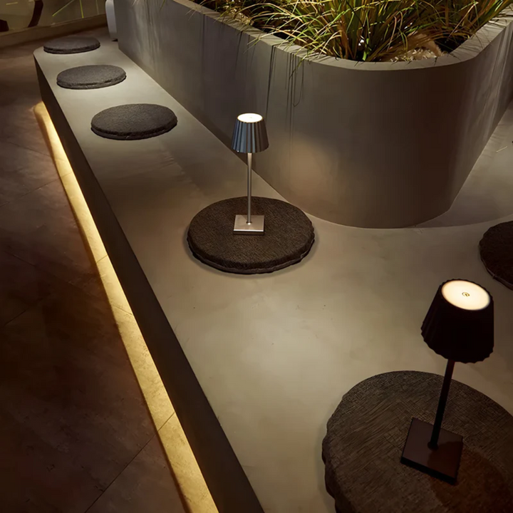 Slimme ArloGlow LED tafellamp met touch dimfunctie. Draadloos oplaadbaar voor sfeervol binnen- en buitenlicht.