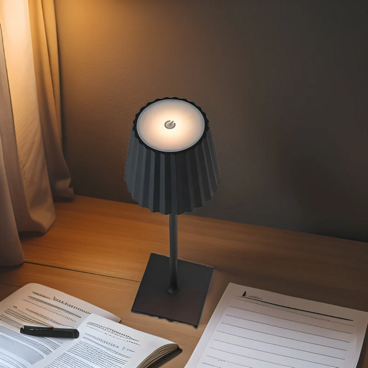 Creëer sfeer met de dimbare ArloGlow LED tafellamp. Draadloos, oplaadbaar en eenvoudig met touch control.