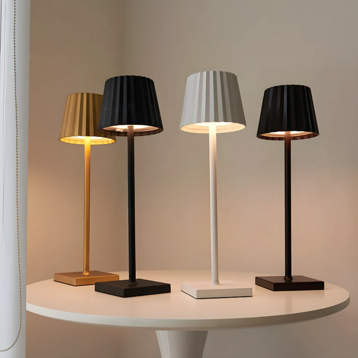 Dimbare ArloGlow LED tafellamp met touch control. Draadloos oplaadbaar voor sfeervol interieur en buiten.