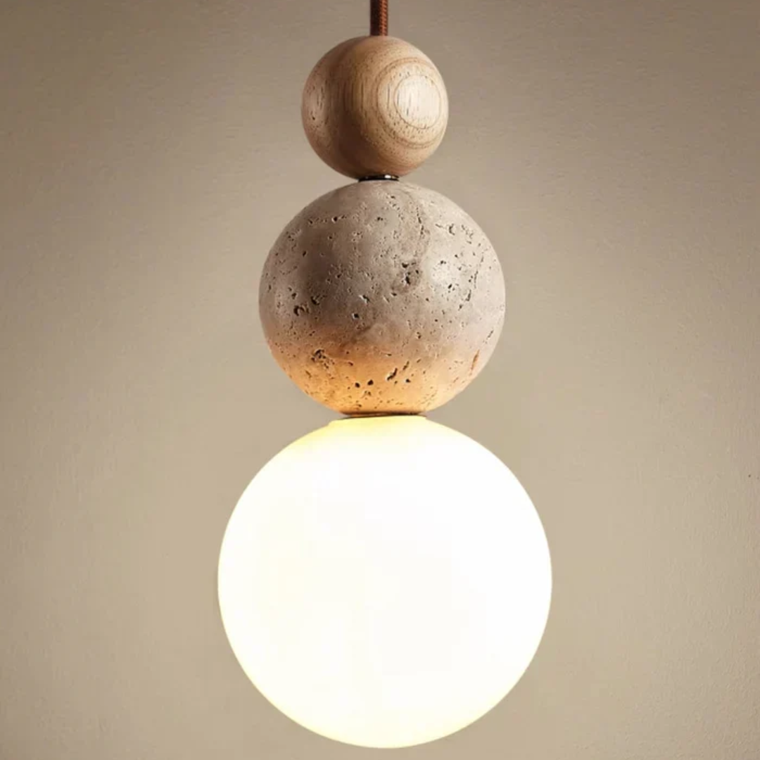 Handgemaakte NaturaLuxe hanglamp van natuurlijk travertijn en mahonie voor een luxe interieur.