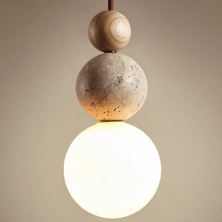 Handgemaakte NaturaLuxe hanglamp van natuurlijk travertijn en mahonie voor een luxe interieur.
