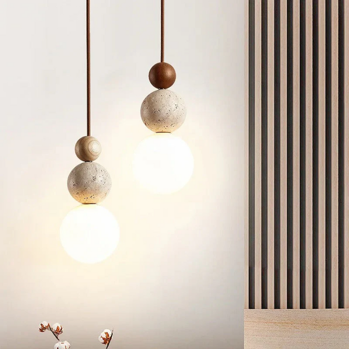 Elegante hanglamp NaturaLuxe met warm LED licht, gemaakt van travertijn en mahonie.