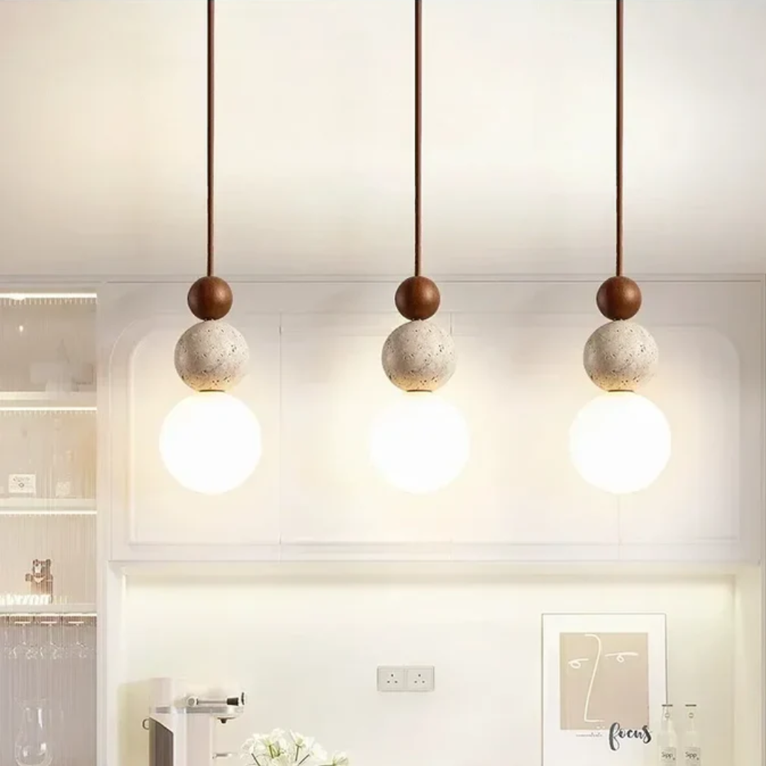 Sfeervolle LED hanglamp, NaturaLuxe design, met warm licht voor uw woon- of eetkamer.