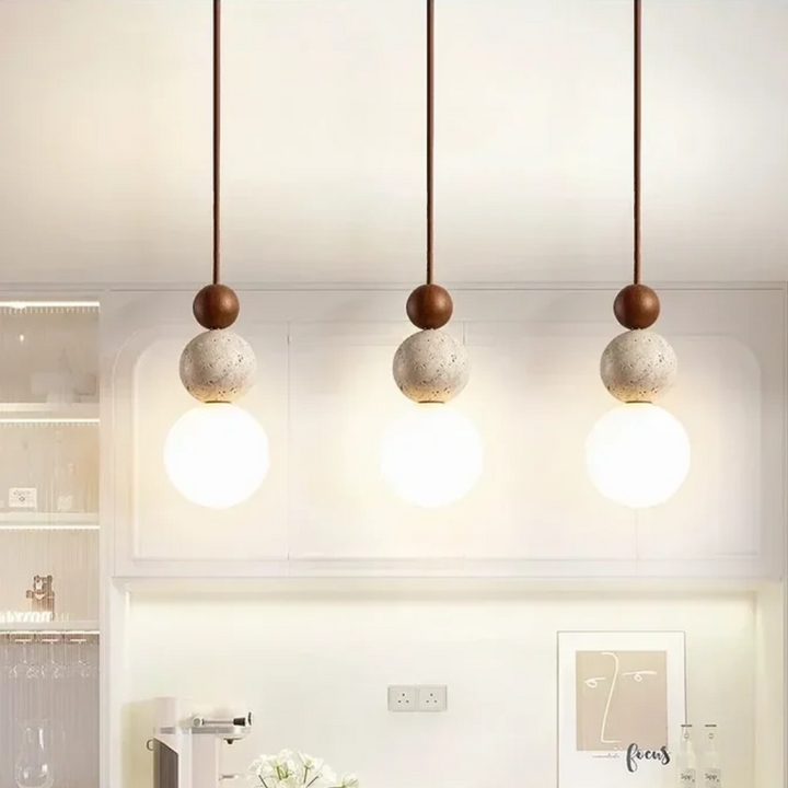 Sfeervolle LED hanglamp, NaturaLuxe design, met warm licht voor uw woon- of eetkamer.