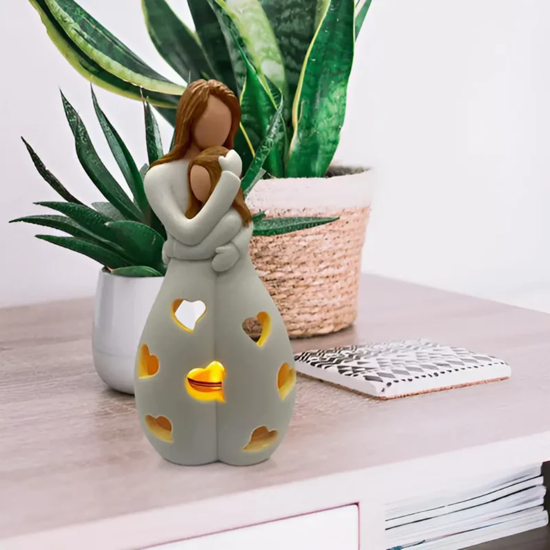 Kunstzinnige kaarshouder voor twee kaarsen, met een ontroerend moeder en dochter beeldje als decoratie.